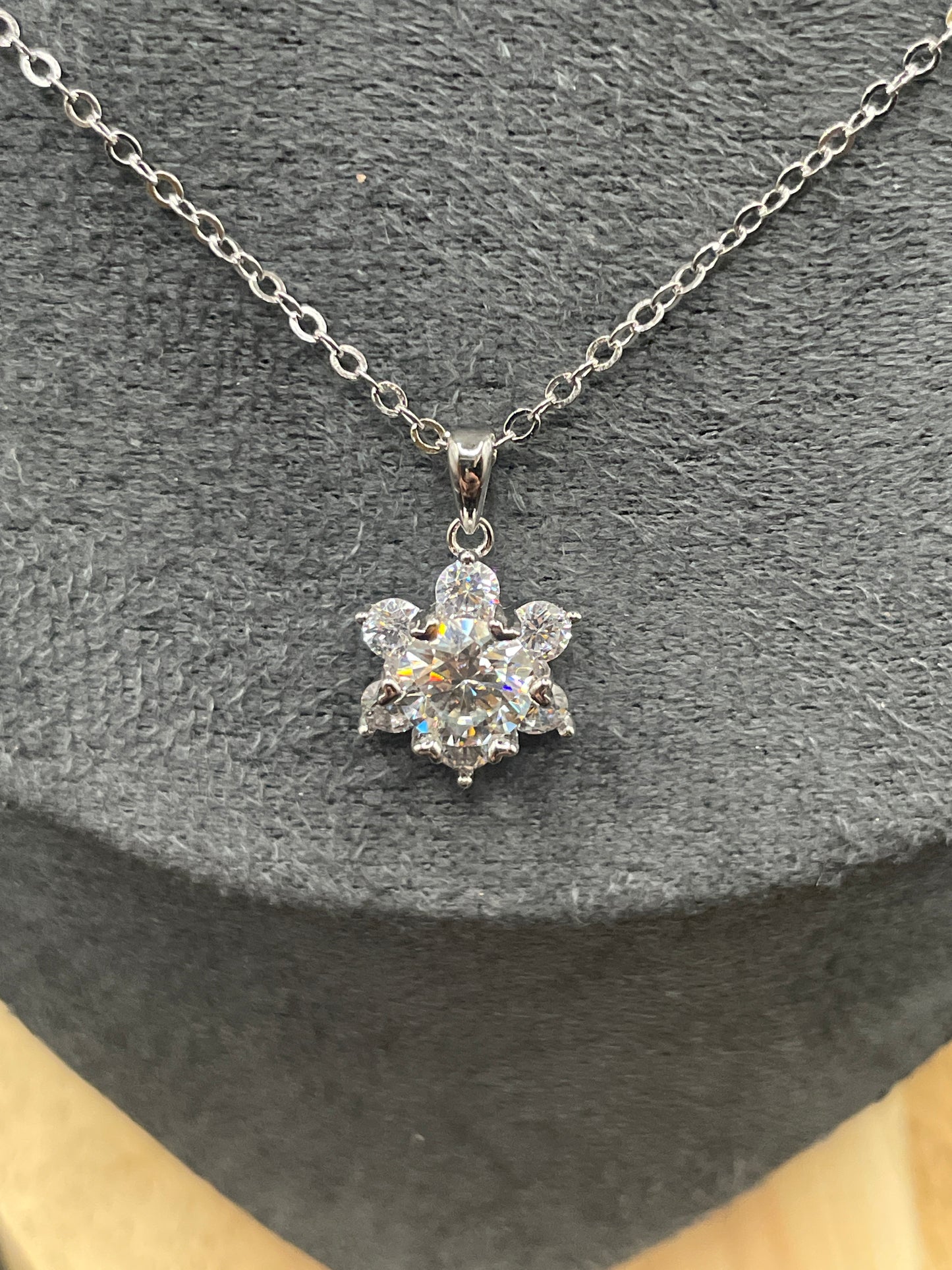 Stervormige hanger met 1 karaat moissanite en minidiamantjes, 925 sterling zilver