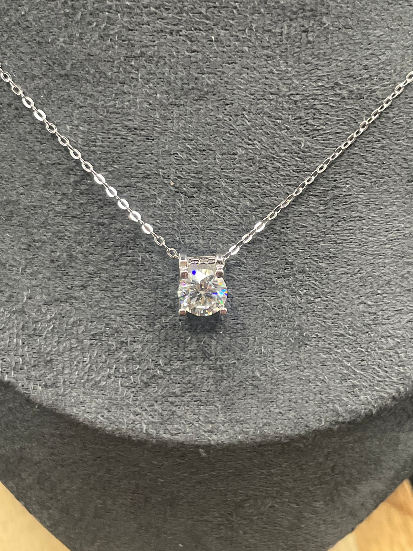 Unieke hanger met een enkele moissanite diamant van 1 karaat, vervaardigd van 925 sterling zilver.