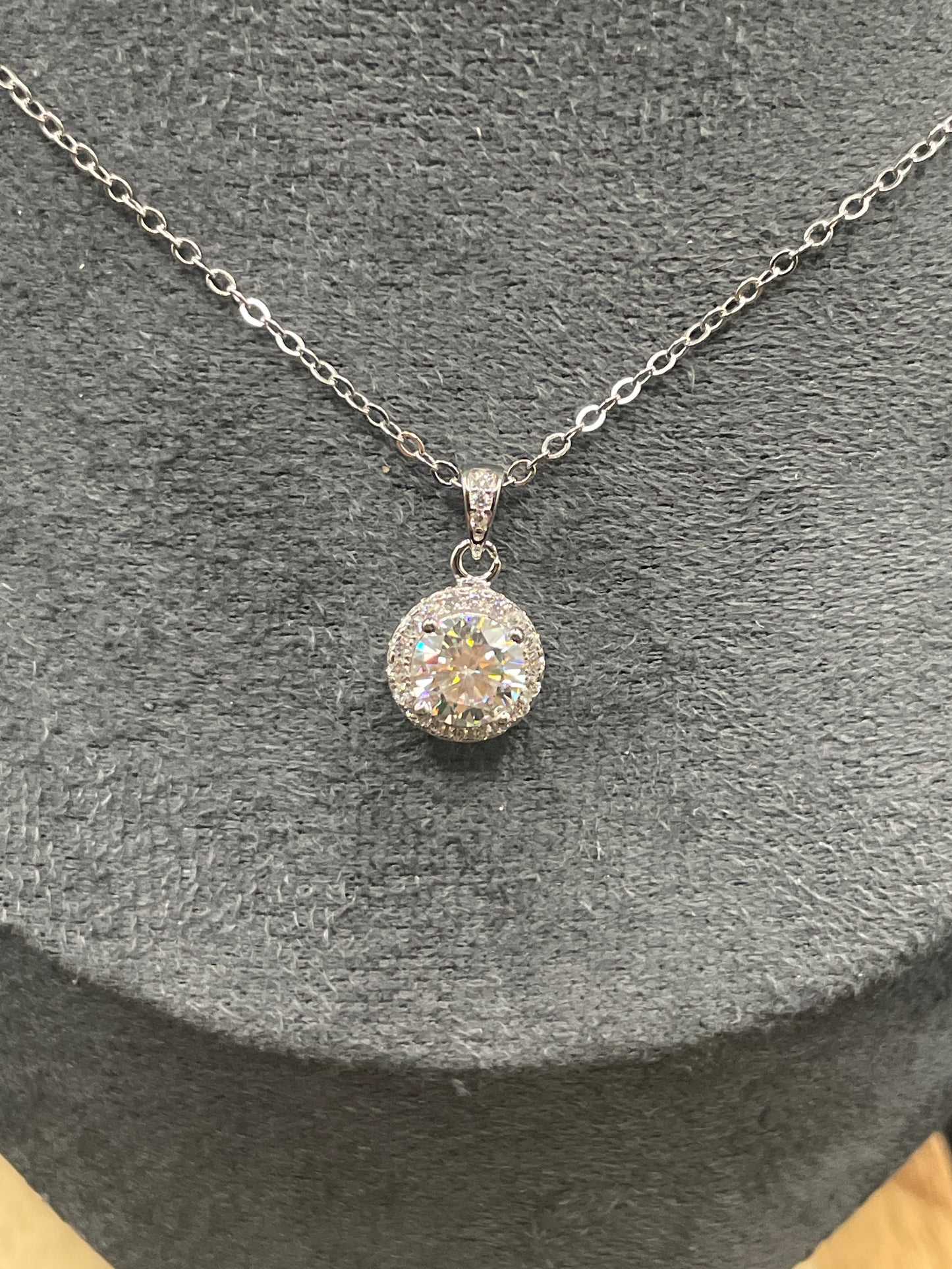 Hanger met 1 karaat moissanite en diamanten, omringd door diamanten, 925 sterling zilver.