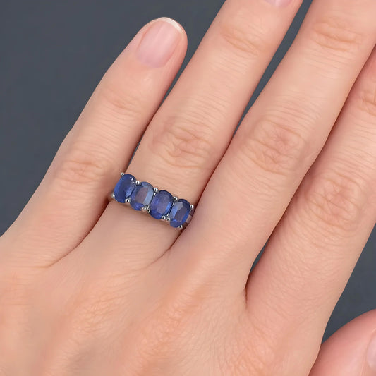 Ring met natuurlijke saffier en zilveren afwerking, 925 sterling zilver