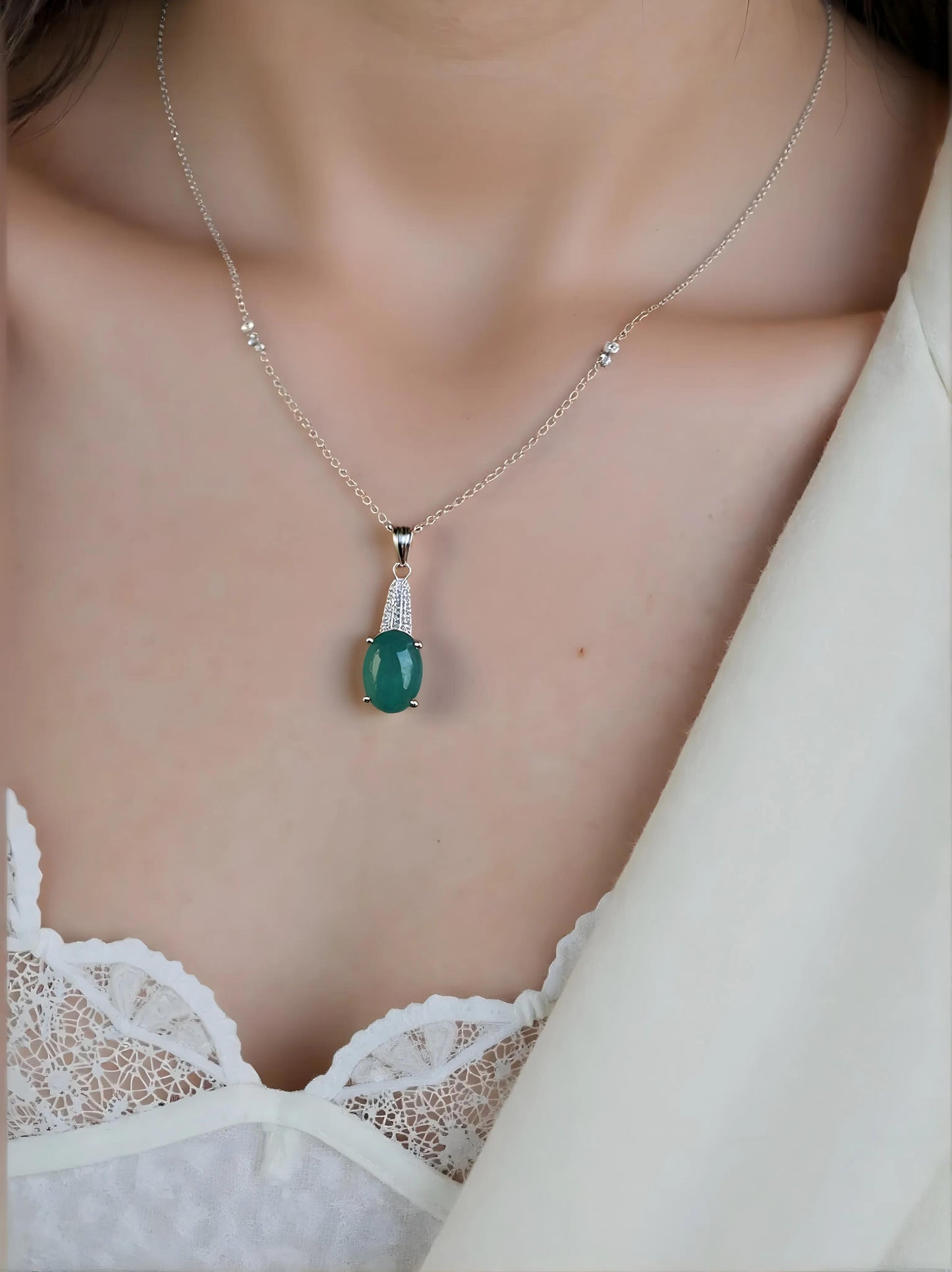 Ovaalvormige hanger met natuurlijke smaragd, 925 sterling zilver