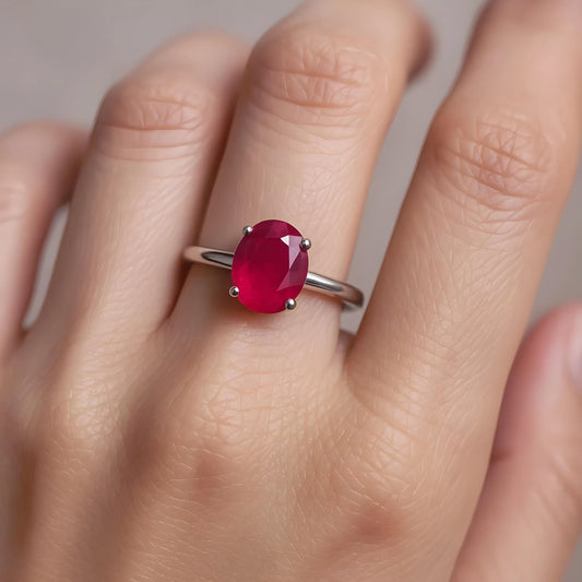 Ring met natuurlijke robijn en zilveren afwerking, 925 sterling zilver