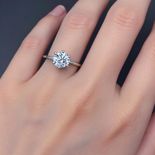 Eenvoudige ronde ring met zirkonia, gemaakt van 925 sterling zilver.