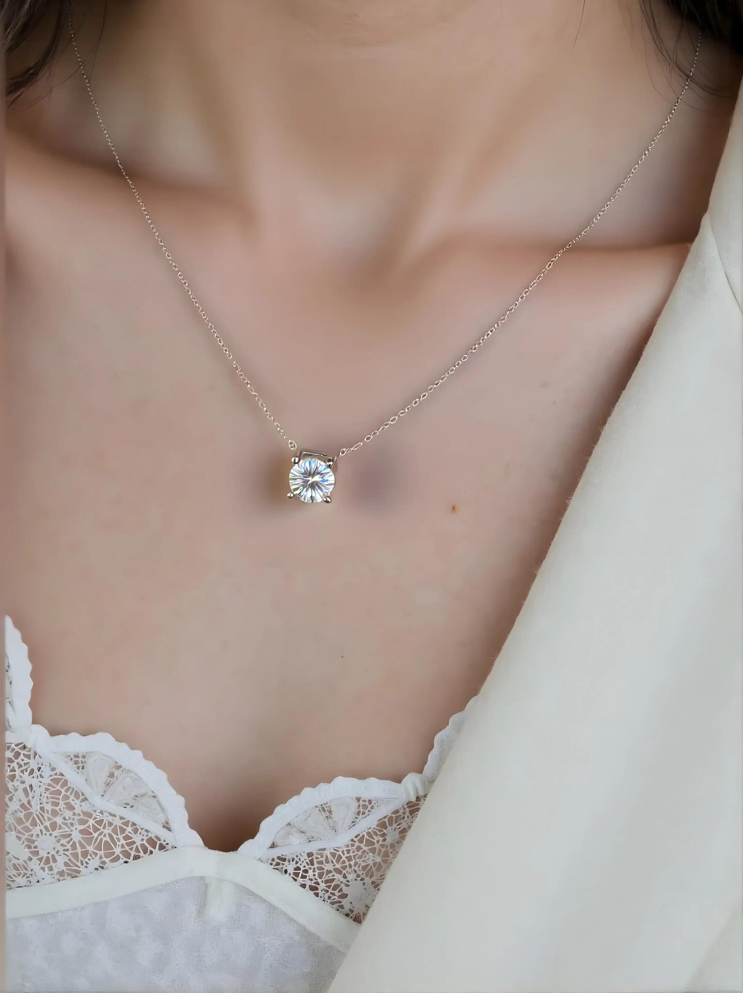 Unieke hanger met een enkele moissanite diamant van 1 karaat, vervaardigd van 925 sterling zilver.