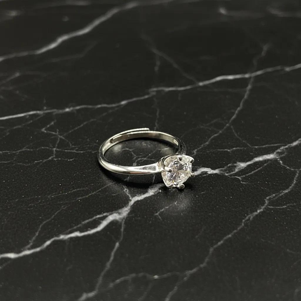 Eenvoudige ronde ring met zirkonia, gemaakt van 925 sterling zilver.