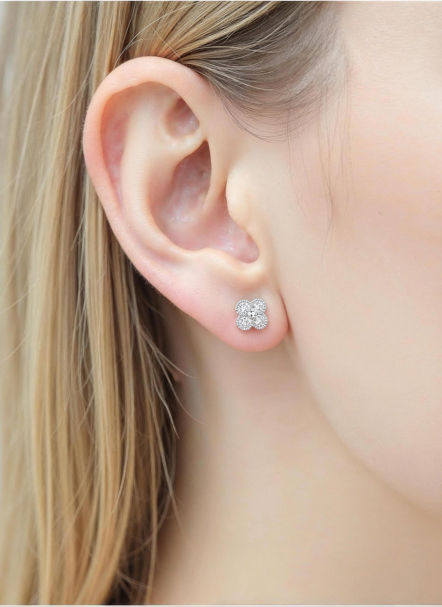 Oorstekers met klavertje vier en zirkonia, gemaakt van 925 sterling zilver.