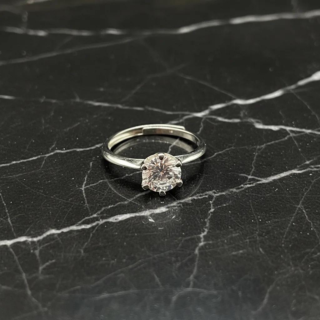 Eenvoudige ronde ring met zirkonia, gemaakt van 925 sterling zilver.