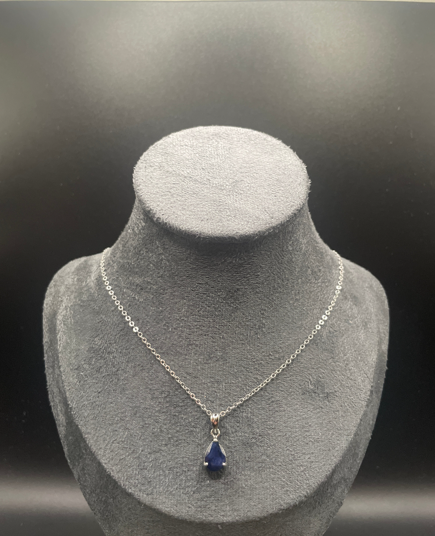 Druppelvormige hanger met natuurlijke saffier, 925 sterling zilver