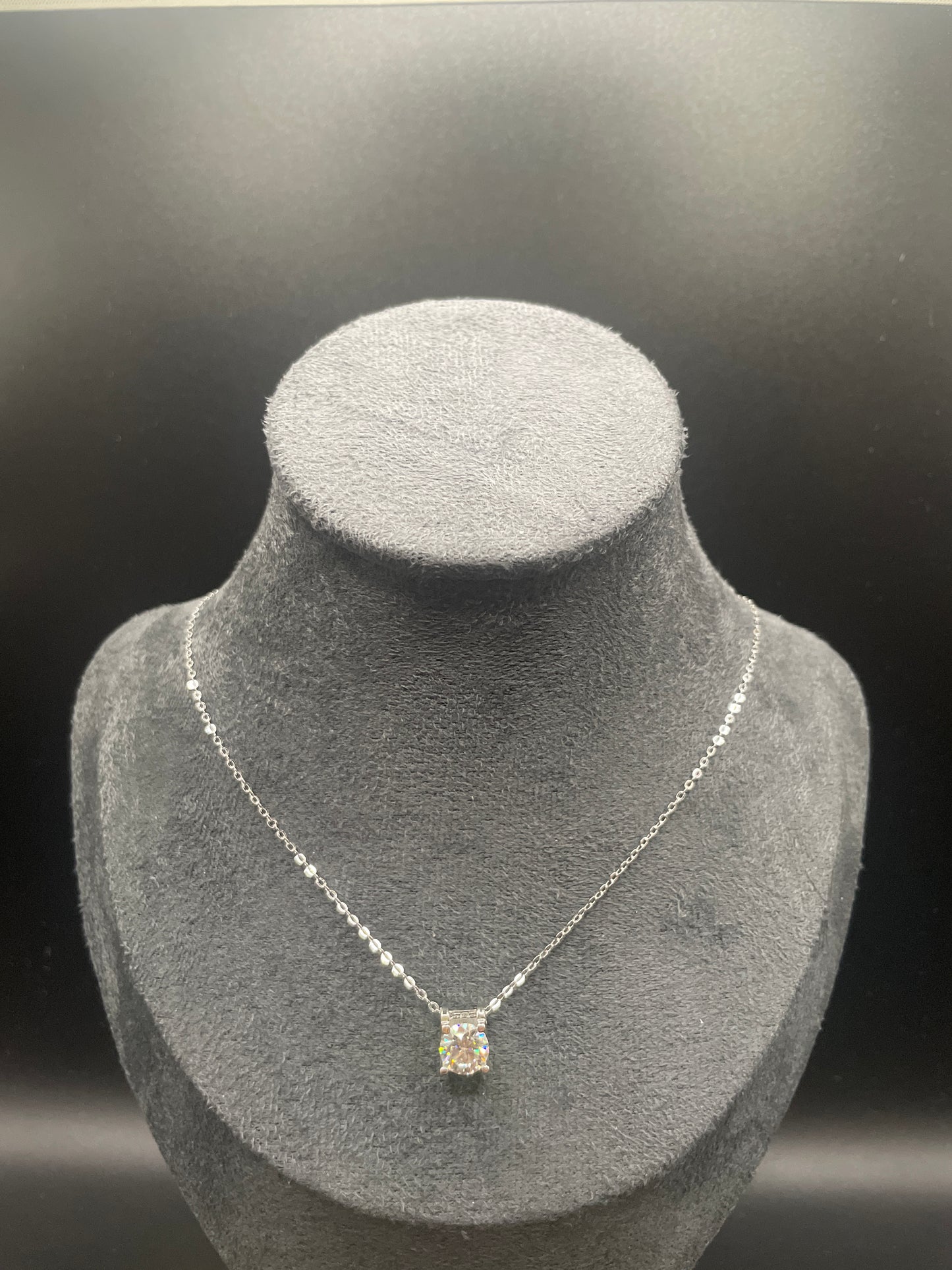 Unieke hanger met een enkele moissanite diamant van 1 karaat, vervaardigd van 925 sterling zilver.