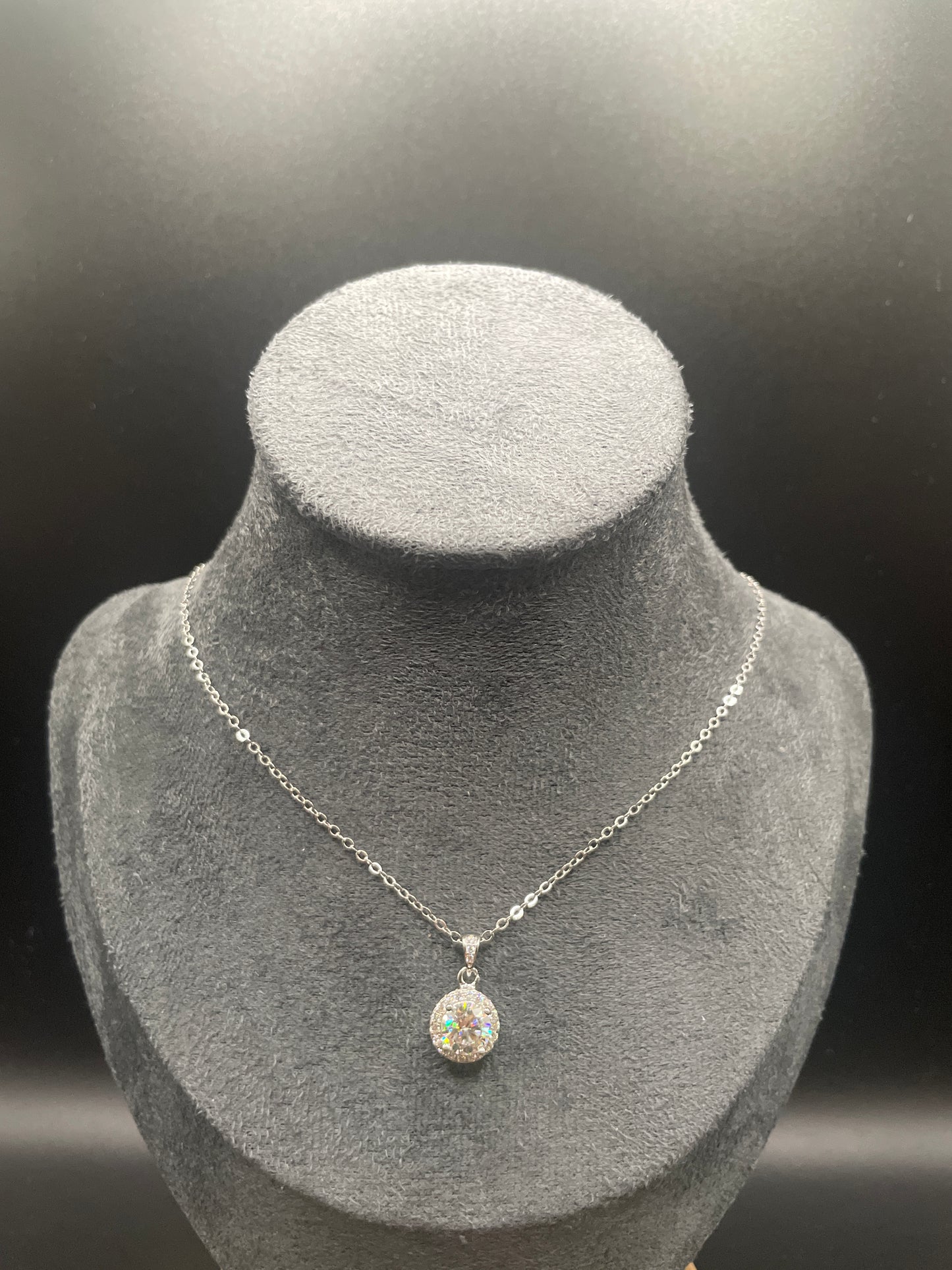 Hanger met 1 karaat moissanite en diamanten, omringd door diamanten, 925 sterling zilver.