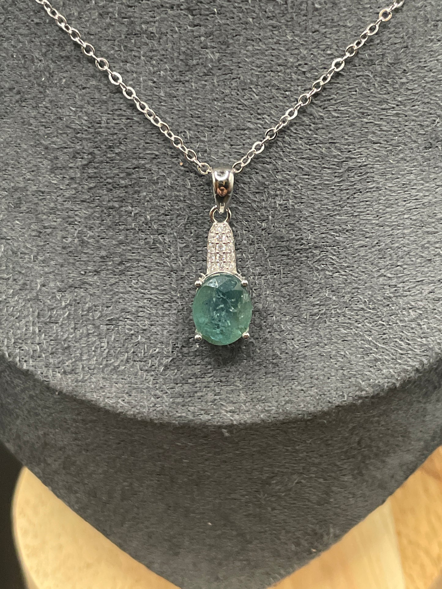 Ovaalvormige hanger met natuurlijke smaragd, 925 sterling zilver