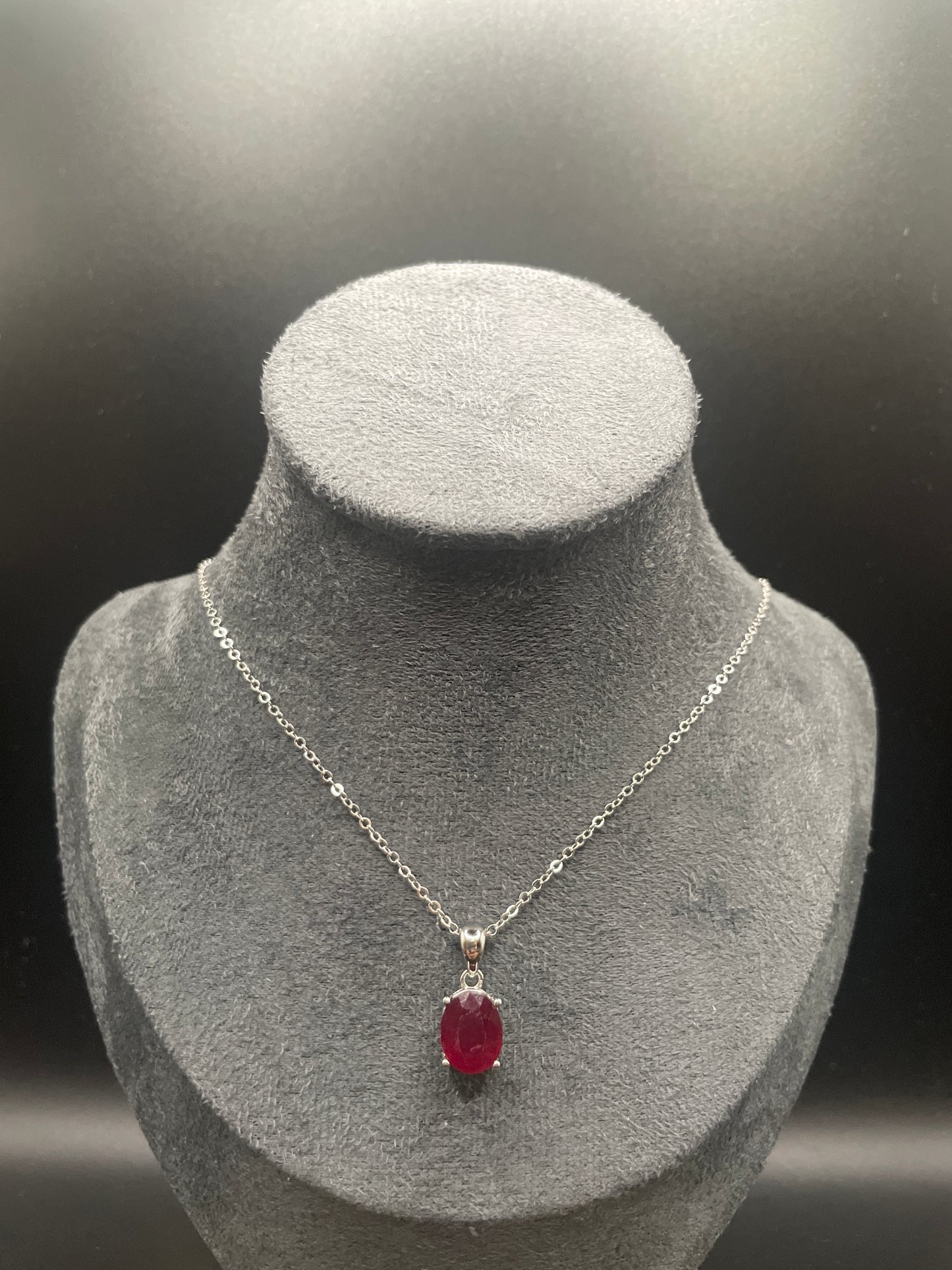 Ovaalvormige hanger met natuurlijke robijn, 925 sterling zilver.