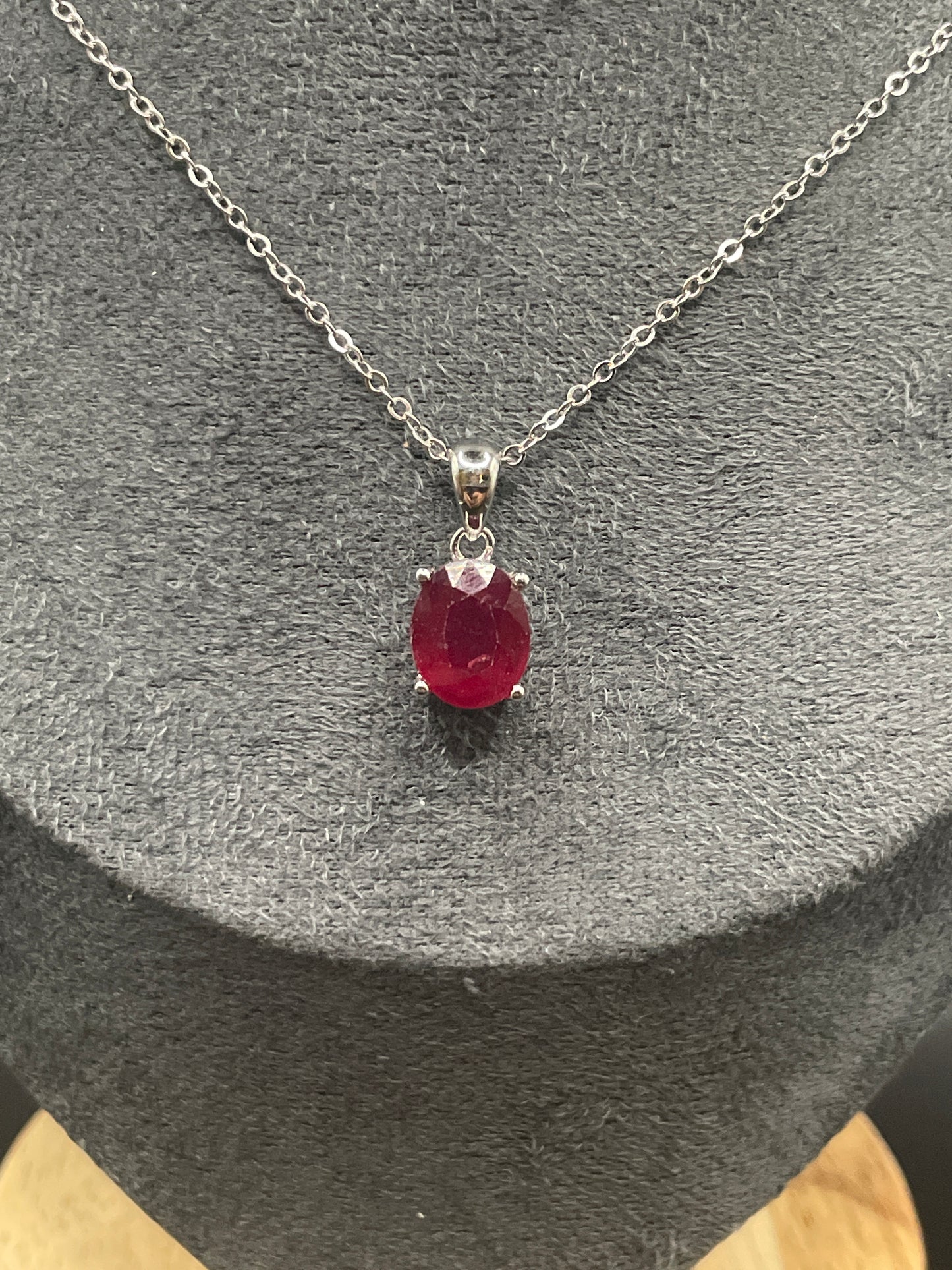 Ovaalvormige hanger met natuurlijke robijn, 925 sterling zilver.